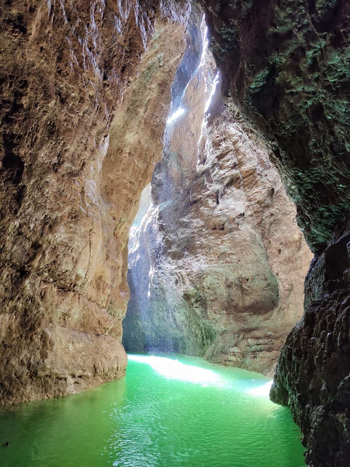 fotka úzkého kaňonu, který by jednou mohl být zamrzlý. Převzato https://viaggichesogni.com/canyon-del-lago-di-santa-giustina/