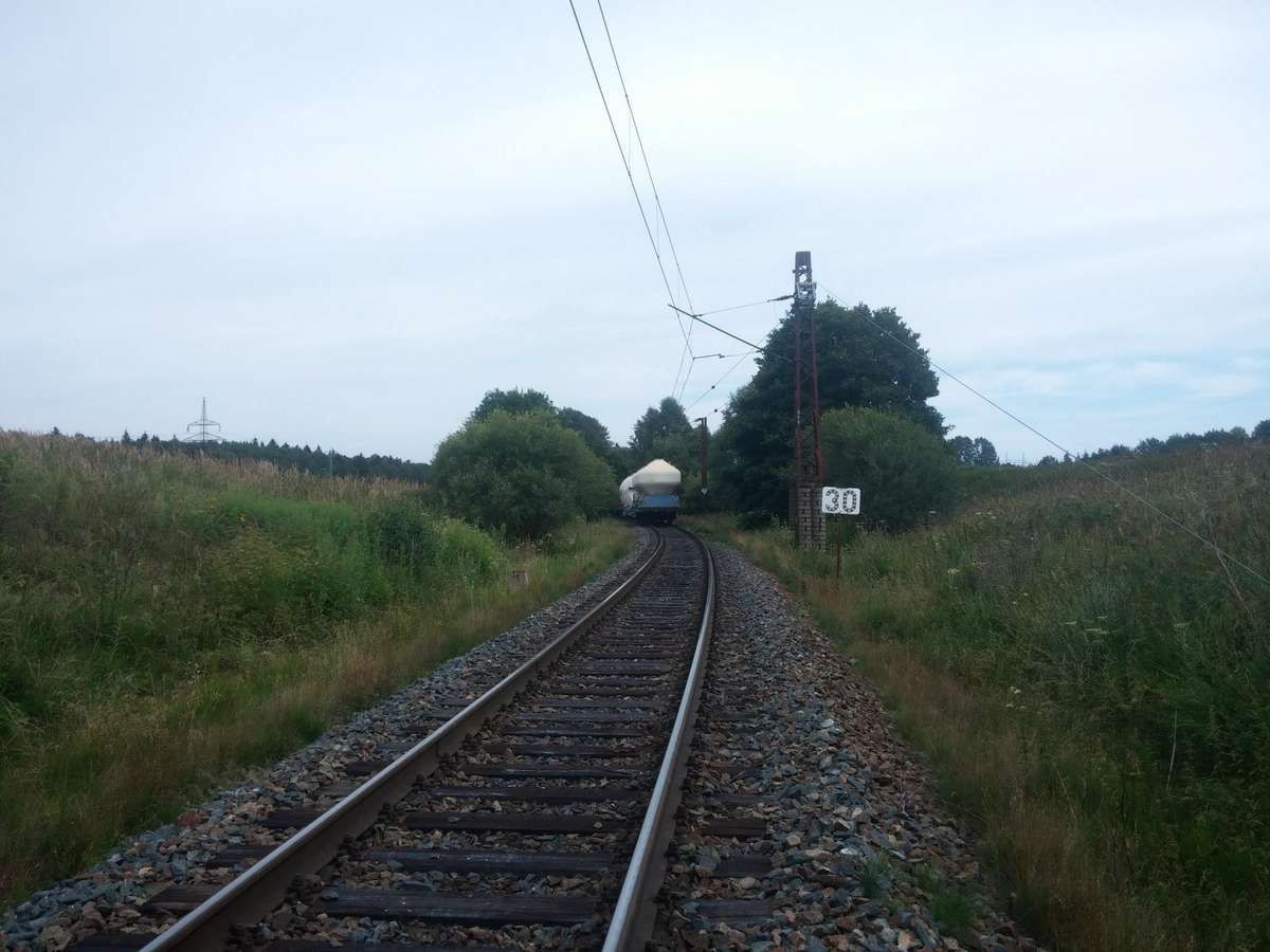 V České Třebové vlak nabírá divnou kolej -- otáčí se aby vjel přímo doprostřed nákladového nádraží. Víme, že jsme v hajzlu. Volíme ústup a rychle za jízdy seskakujeme. Jsme uprostřed ničeho.