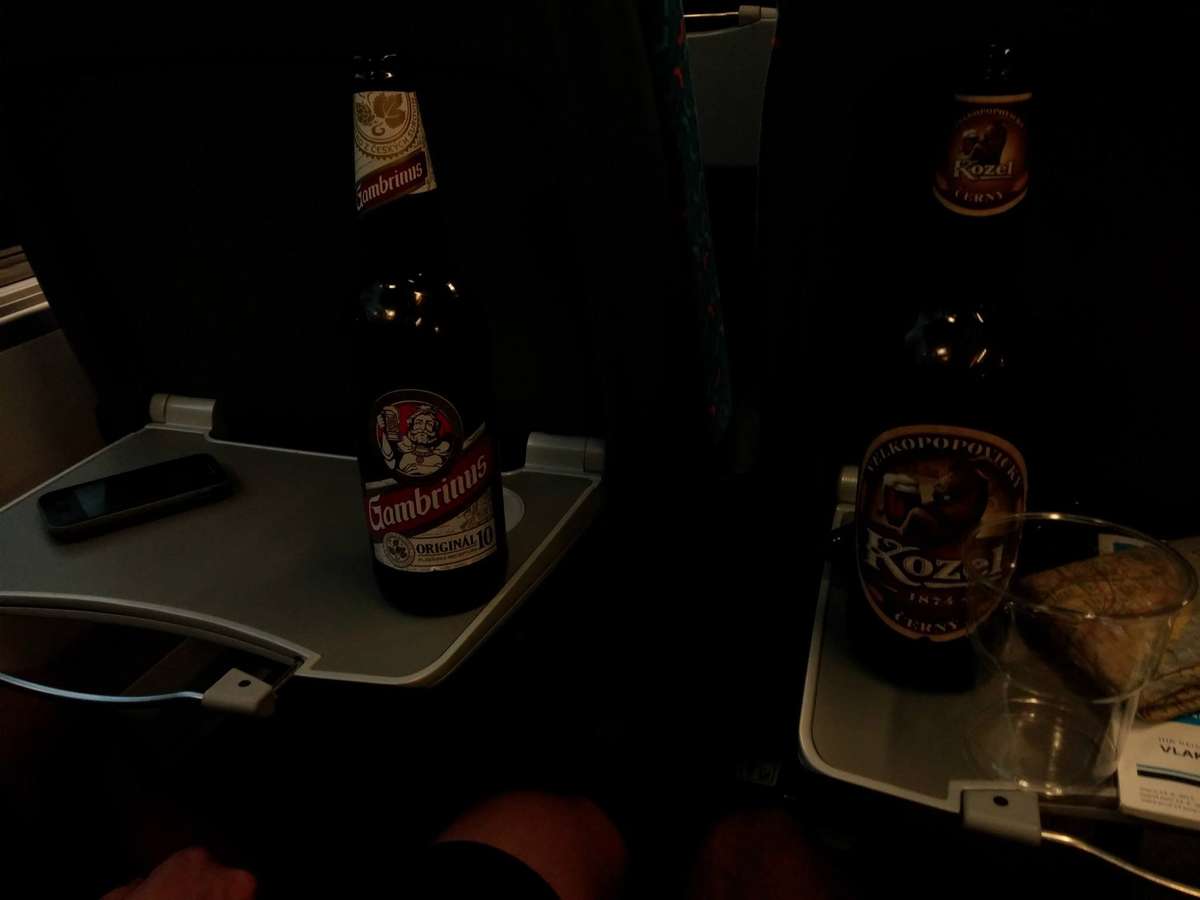 Průvodčí žere historku o tom, jak jsme si spletli vlak a že naše jízdenky mají kámoši v druhym vlaku. Objednáváme pivo a v tichosti railjetu plujeme do Prahy na náplavku a jedno bajkazylí pivo.