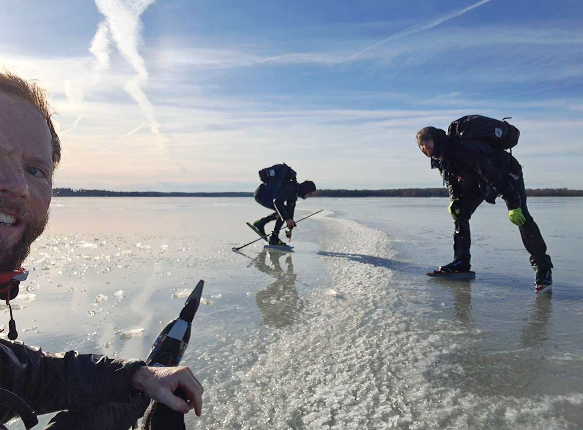 Tři kluci zpátky na ledě, stále překvapení že byli pod ním.