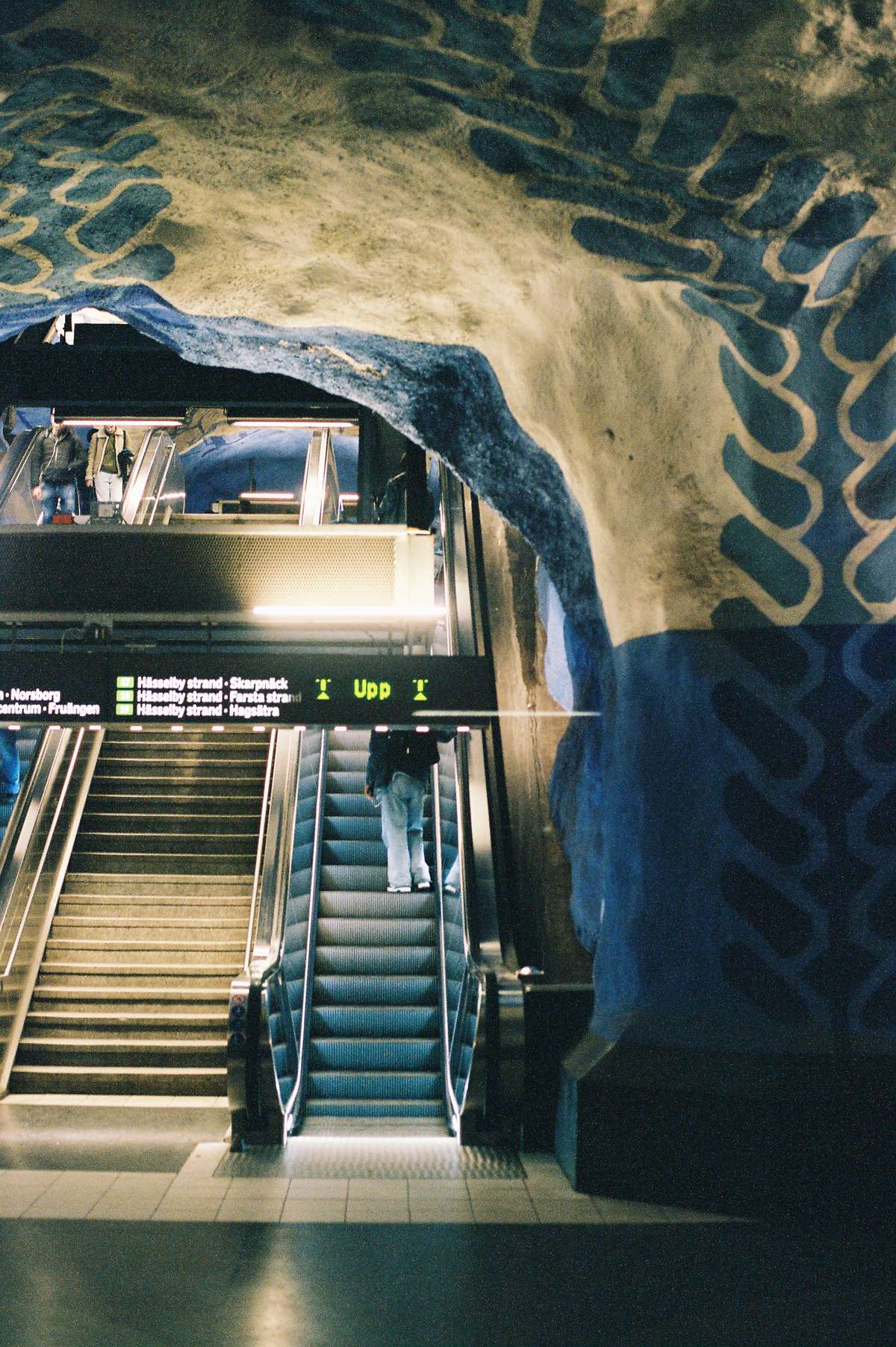 Stockholmské metro vypadá jako velká jeskyně natřená na styl cibuláku.