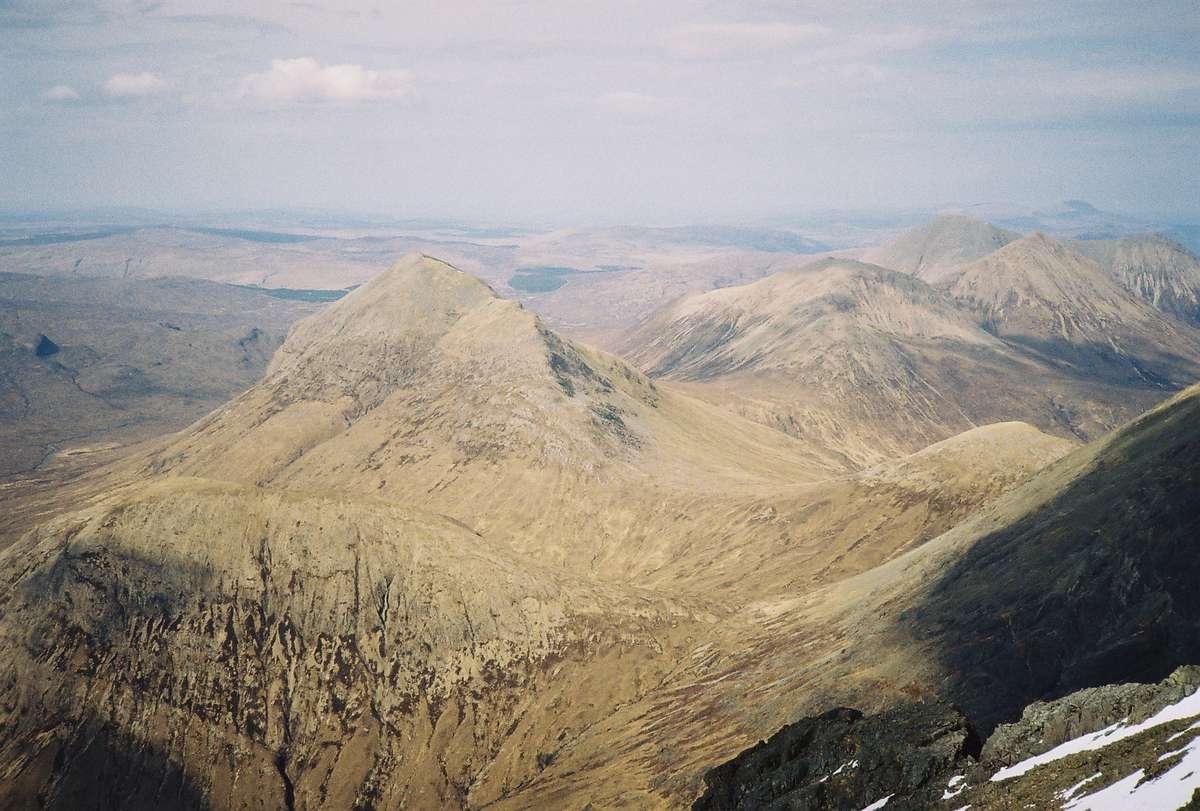 Red Cuilin - hned vedle Black Cuilin, kterej je nalevo mimo fotku. Na Skye můžou existovat takhle rozdílný pohoří těsně vedle sebe.